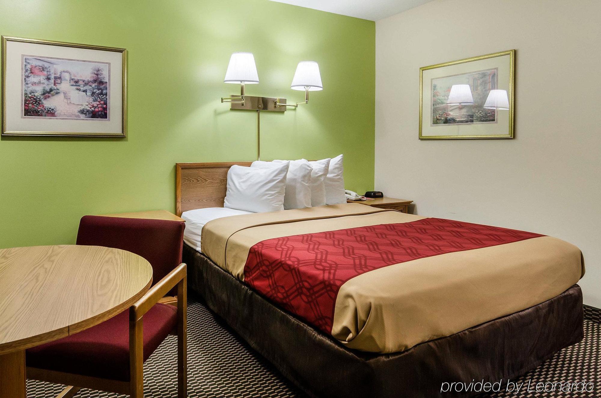Econo Lodge University Lawrence Exterior photo